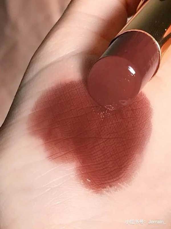 Review 8 cây son dưỡng môi có màu tự nhiên giúp môi căng mọng và quyến rũ