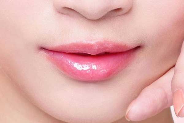 Review 8 cây son dưỡng môi có màu tự nhiên giúp môi căng mọng và quyến rũ