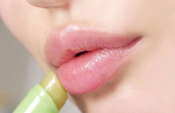 Review 8 cây son dưỡng môi có màu tự nhiên giúp môi căng mọng và quyến rũ