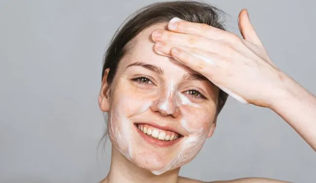 Review 11 loại sữa rửa mặt cho da nhạy cảm và mụn dịu nhẹ lành tính chất lượng tốt - 5