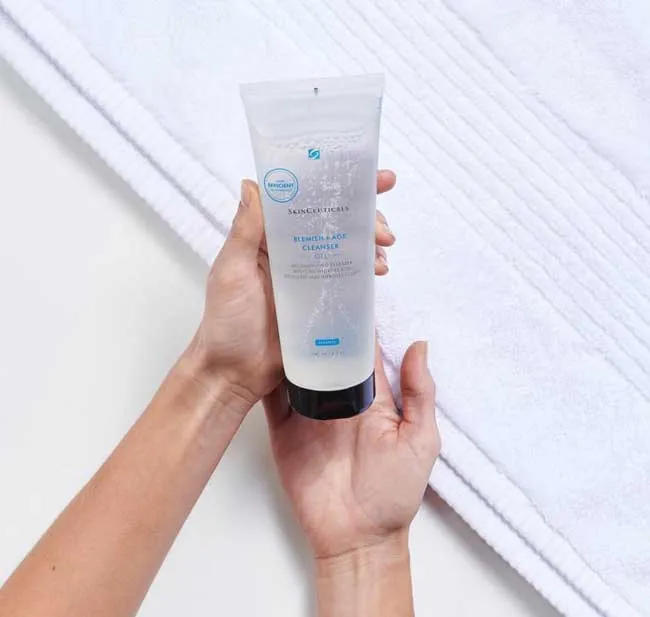 Review 11 loại sữa rửa mặt cho da nhạy cảm và mụn dịu nhẹ lành tính chất lượng tốt - 17