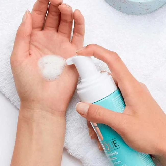 Review 11 loại sữa rửa mặt cho da nhạy cảm và mụn dịu nhẹ lành tính chất lượng tốt - 19