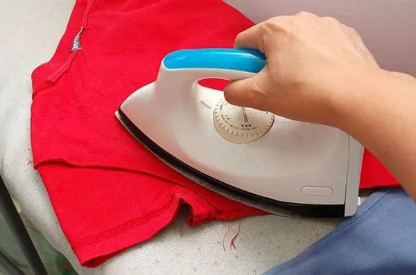 Hướng dẫn cách ủi áo thun nhanh hết nhăn bảo vệ áo được nhiều khách hàng yêu thích