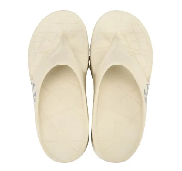 Top 11 đôi dép xỏ ngón hàng hiệu đi êm chân được yêu rất thích - 14