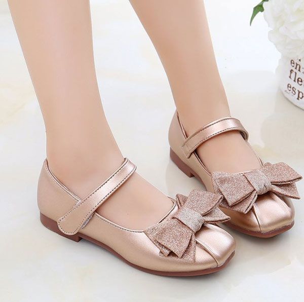 Top 7 giày cho bé gái kiểu dáng công chúa đi êm chân được yêu rất thích