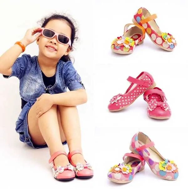 Top 7 giày cho bé gái kiểu dáng công chúa đi êm chân được yêu rất thích