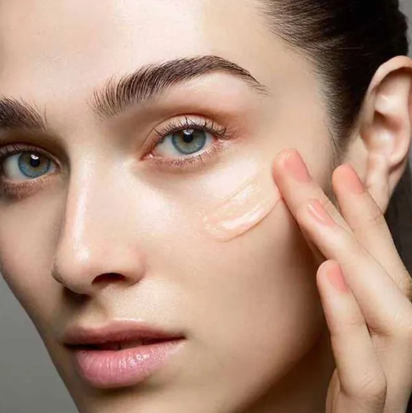 Top 10 kem lót kiềm dầu giữ lớp trang điểm cả ngày cho da mụn - 21