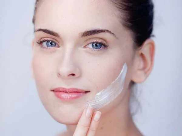 Top 10 kem lót kiềm dầu giữ lớp trang điểm cả ngày cho da mụn - 31