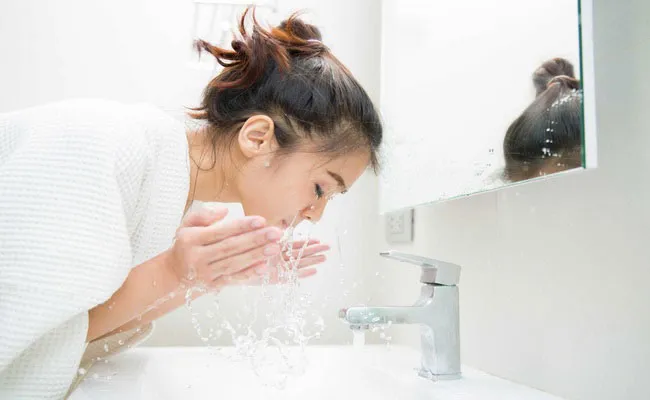 Mụn trứng cá là gì? Review 9 mỹ phẩm hỗ trợ làm sạch mụn trứng cá hiệu quả