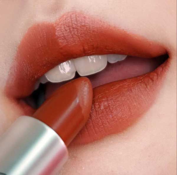 Review son MAC Chili là màu gì? Lên màu có chuẩn đẹp như lời đồn không?