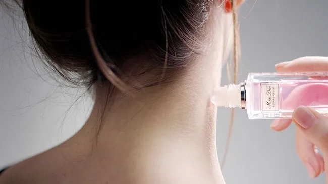 Vì sao nên dùng nước hoa dạng lăn? Top 7 loại nước hoa lăn cho nữ rất thơm