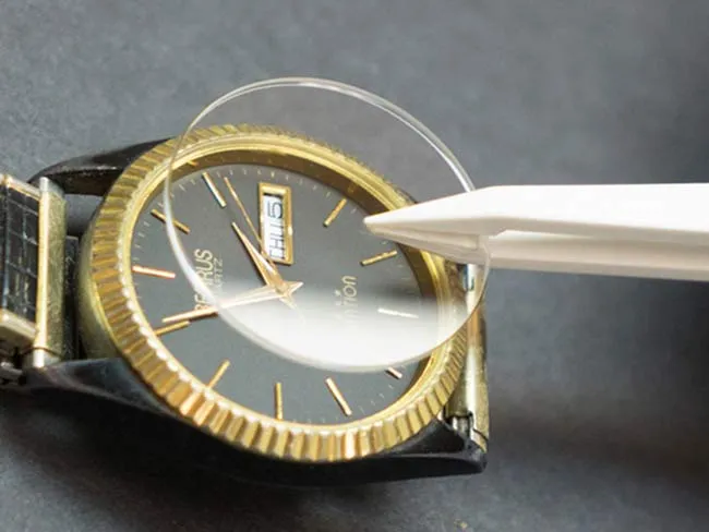Bảng giá thay kính sapphire cho đồng hồ đeo tay trendy