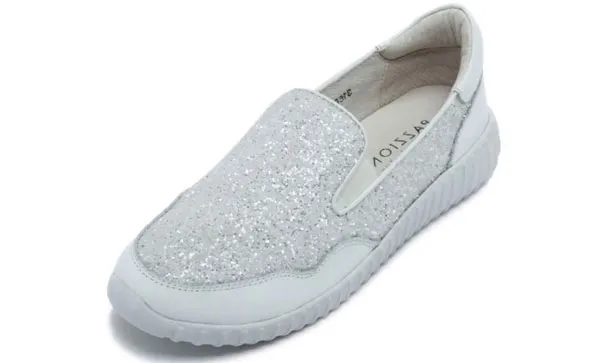 Top 9 đôi giày cho bà bầu giúp thoải mái cho mẹ thân thiện với làn da cho bé