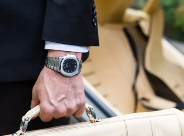 So sánh đồng hồ Patek Philippe và đồng hồ Longines loại nào tốt hơn?