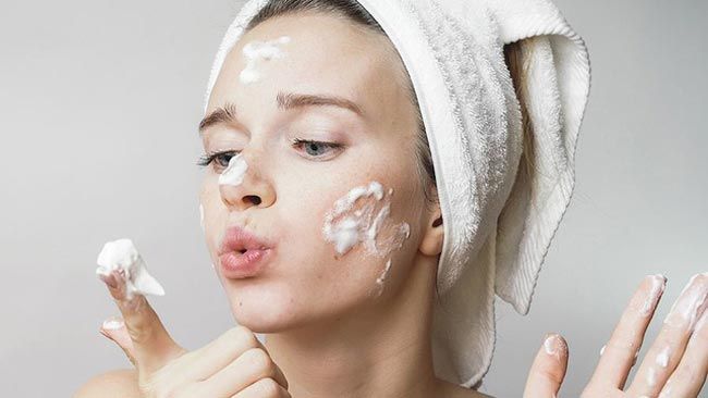 Làm sao để có làn da đẹp không mụn? 10 mẹo chăm sóc da sạch mụn mịn màng