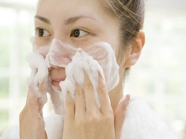 Review 11 loại sữa rửa mặt cho da dầu và lỗ chân lông to chất lượng tốt - 15