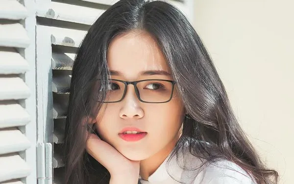 Cách chọn gọng kính cận cho nữ mặt tròn và Top 10+ mẫu kính vô cùng đẹp