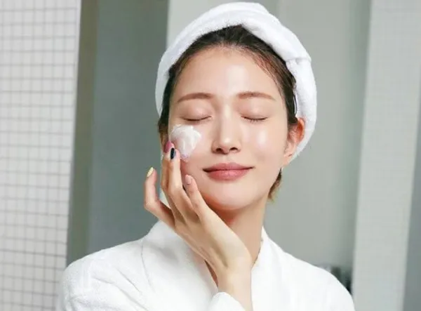 Trước khi bôi kem chống nắng cần bôi gì?