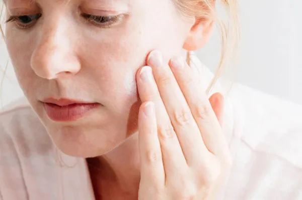 Trước khi bôi kem chống nắng cần bôi gì?