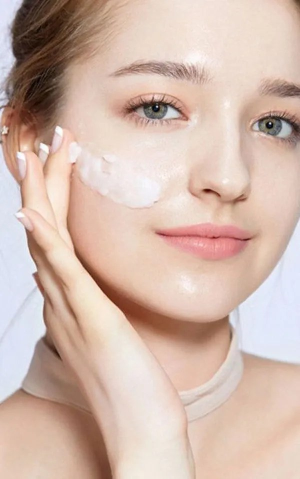 Trước khi bôi kem chống nắng cần bôi gì?