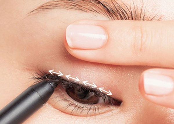 Hướng dẫn cách kẻ mắt nước trong 4 bước cho người mới bắt đầu 3