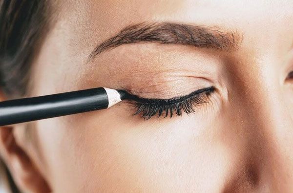 Hướng dẫn cách kẻ mắt nước trong 4 bước cho người mới bắt đầu 7