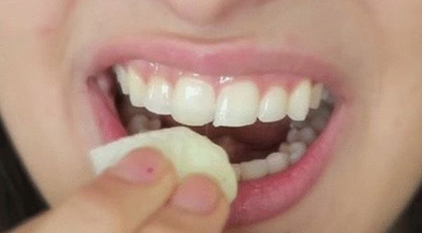 12 cách làm trắng răng bị ố vàng hiệu quả tức thì thân thiện với làn da tại nhà