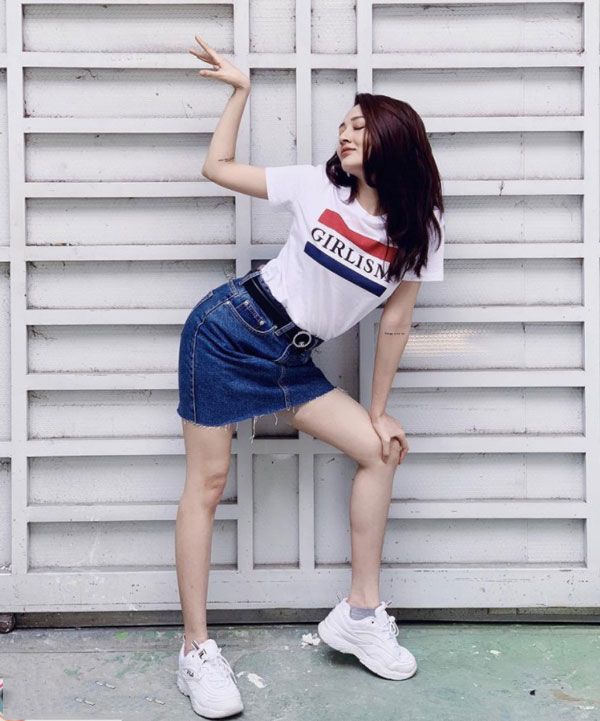  cách tạo dáng với váy ngắn 9