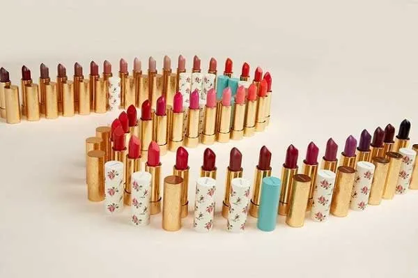 Son dưỡng Gucci màu nào đẹp? Review 4 thỏi son dưỡng môi Gucci cao cấp  - 1