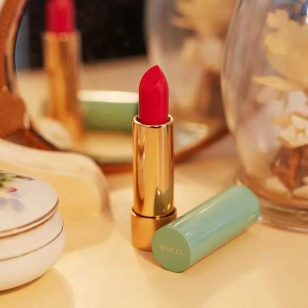 Son dưỡng Gucci màu nào đẹp? Review 4 thỏi son dưỡng môi Gucci cao cấp  - 3