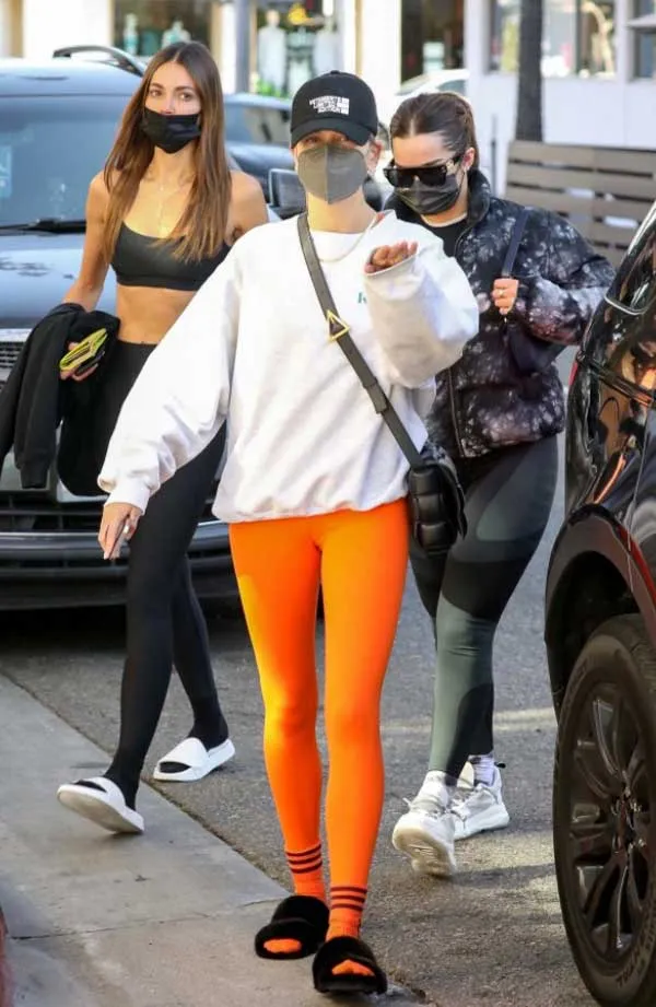 “Tất tần tật” về trend đi tất với dép đang được sao quốc tế lăng xê rầm rộ - 10