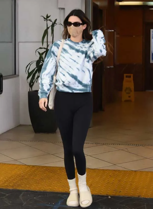 “Tất tần tật” về trend đi tất với dép đang được sao quốc tế lăng xê rầm rộ - 11