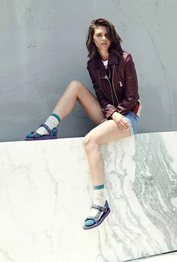 “Tất tần tật” về trend đi tất với dép đang được sao quốc tế lăng xê rầm rộ - 1