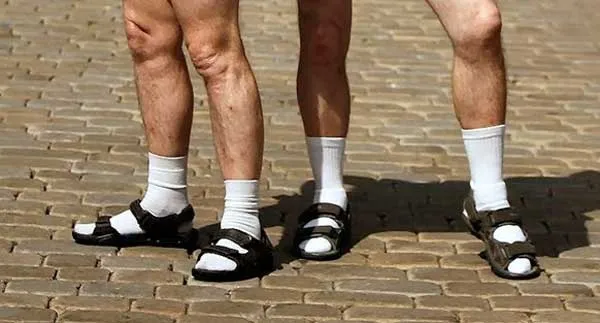 “Tất tần tật” về trend đi tất với dép đang được sao quốc tế lăng xê rầm rộ - 3
