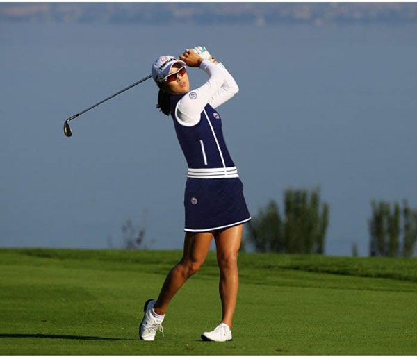Gợi ý trang phục chơi Golf cho nam nữ chuẩn phong cách 2025