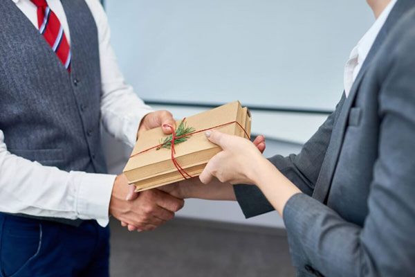 Gợi ý 12 món quà tặng đối tác cuối năm độc đáo và ý nghĩa