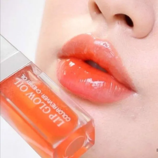 So sánh son dưỡng Dior Lip Glow Oil và Dior Collagen Addict Lip Maximizer