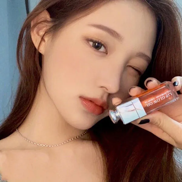 So sánh son dưỡng Dior Lip Glow Oil và Dior Collagen Addict Lip Maximizer