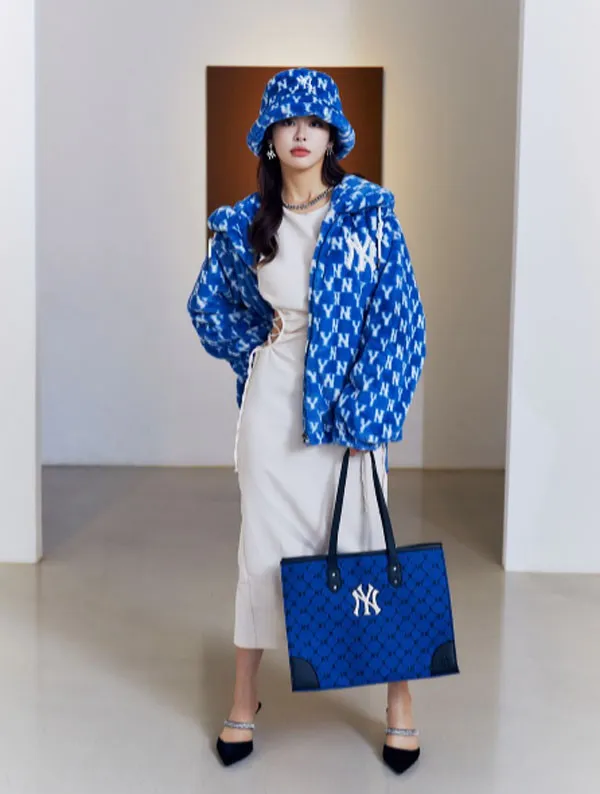 10 outfit với áo khoác lông sành điệu cho hội chị em ngày đông