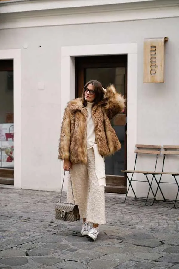 10 outfit với áo khoác lông sành điệu cho hội chị em ngày đông