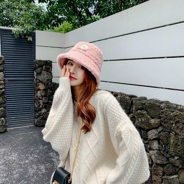 Top 4 cách phối đồ với mũ bucket lông cừu bắt trend idol