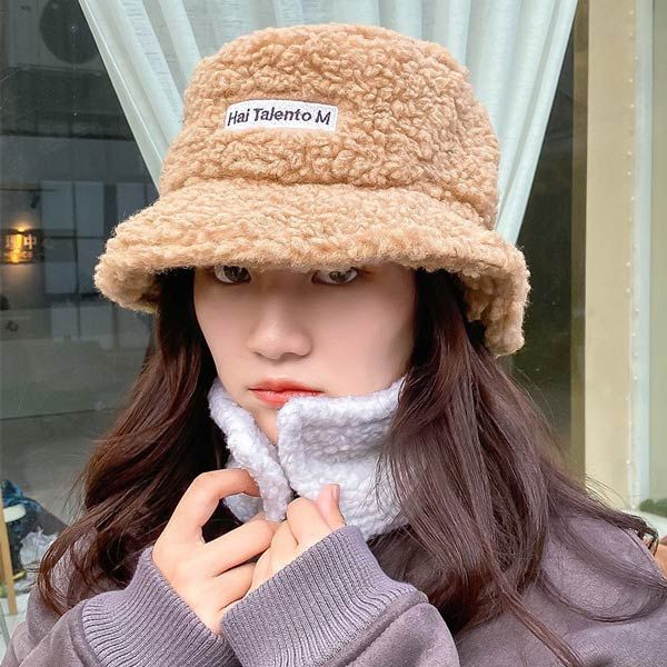 Top 4 cách phối đồ với mũ bucket lông cừu bắt trend idol