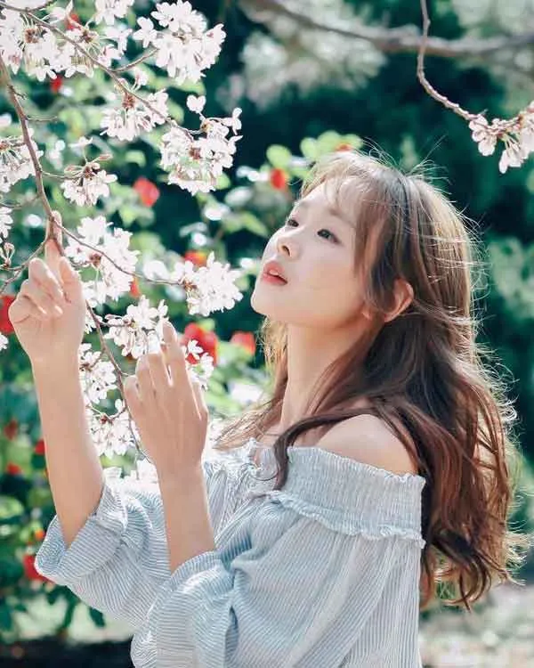 5 cách tạo dáng chụp ảnh với hoa đào, hoa mai “triệu like”