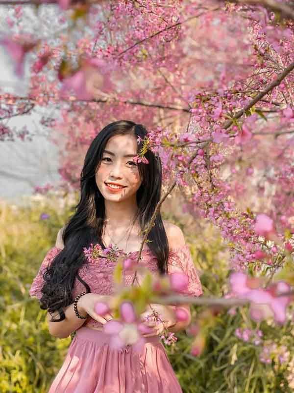 5 cách tạo dáng chụp ảnh với hoa đào, hoa mai “triệu like”