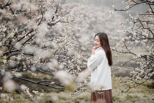 5 cách tạo dáng chụp ảnh với hoa đào, hoa mai “triệu like”
