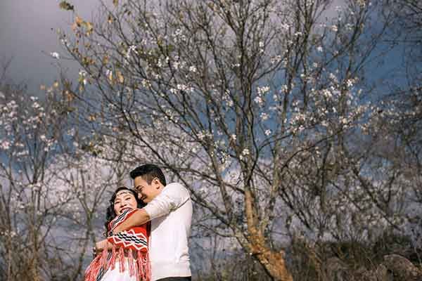 5 cách tạo dáng chụp ảnh với hoa đào, hoa mai “triệu like”