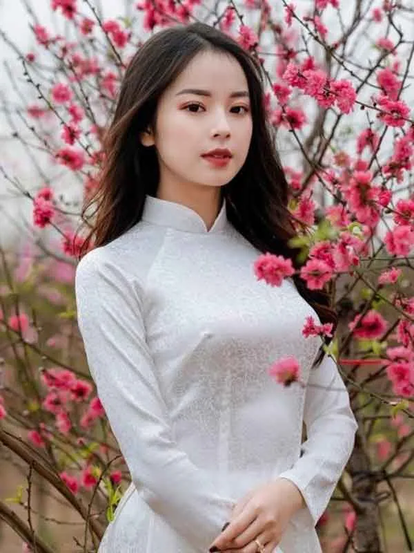 5 cách tạo dáng chụp ảnh với hoa đào, hoa mai “triệu like”