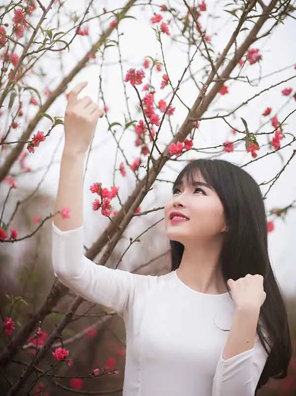 5 cách tạo dáng chụp ảnh với hoa đào, hoa mai “triệu like”