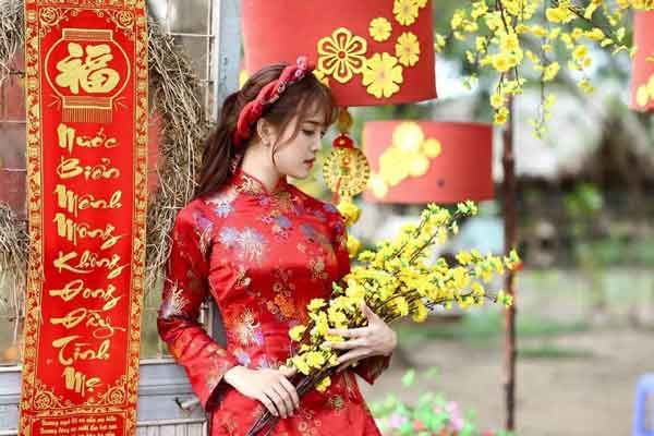 5 cách tạo dáng chụp ảnh với hoa đào, hoa mai “triệu like”