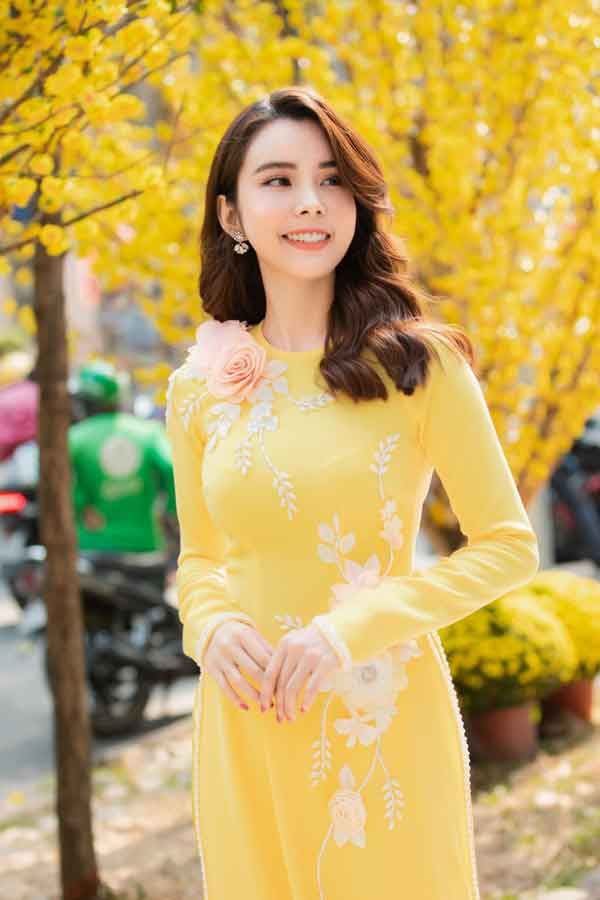 5 cách tạo dáng chụp ảnh với hoa đào, hoa mai “triệu like”